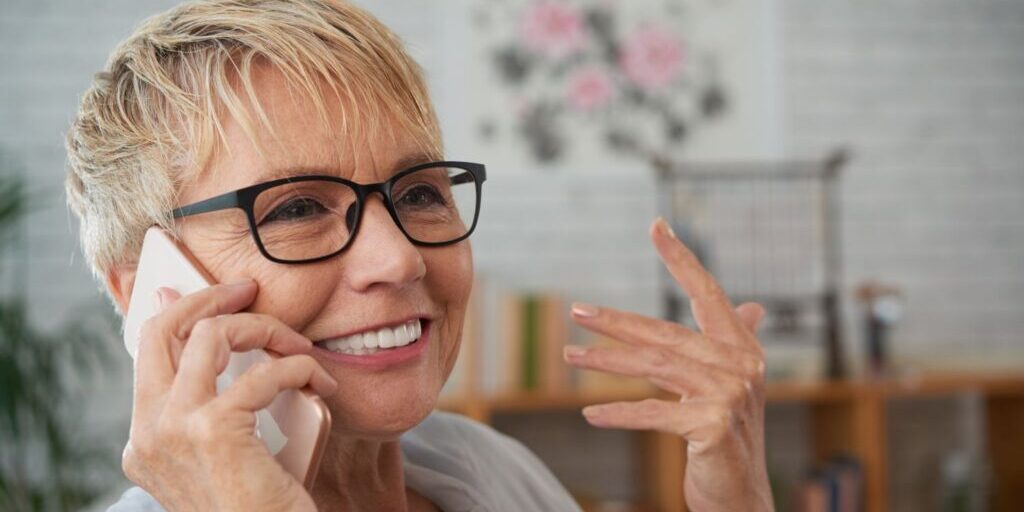 Mulher falando ao telefone